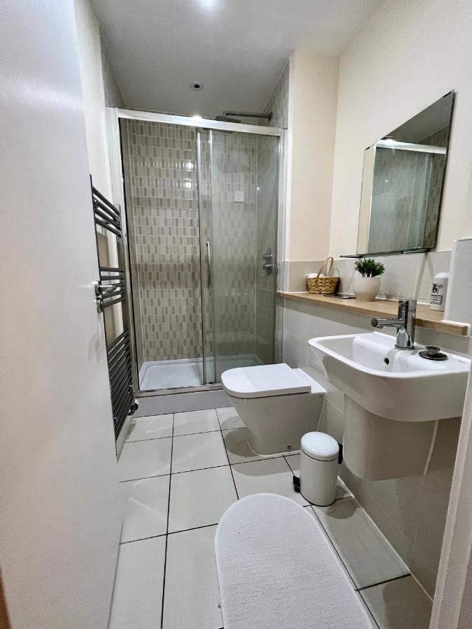 Spacious 2-Bedroom House With Free Parking Чатам Экстерьер фото