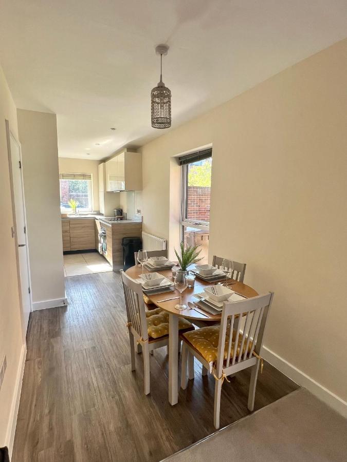 Spacious 2-Bedroom House With Free Parking Чатам Экстерьер фото