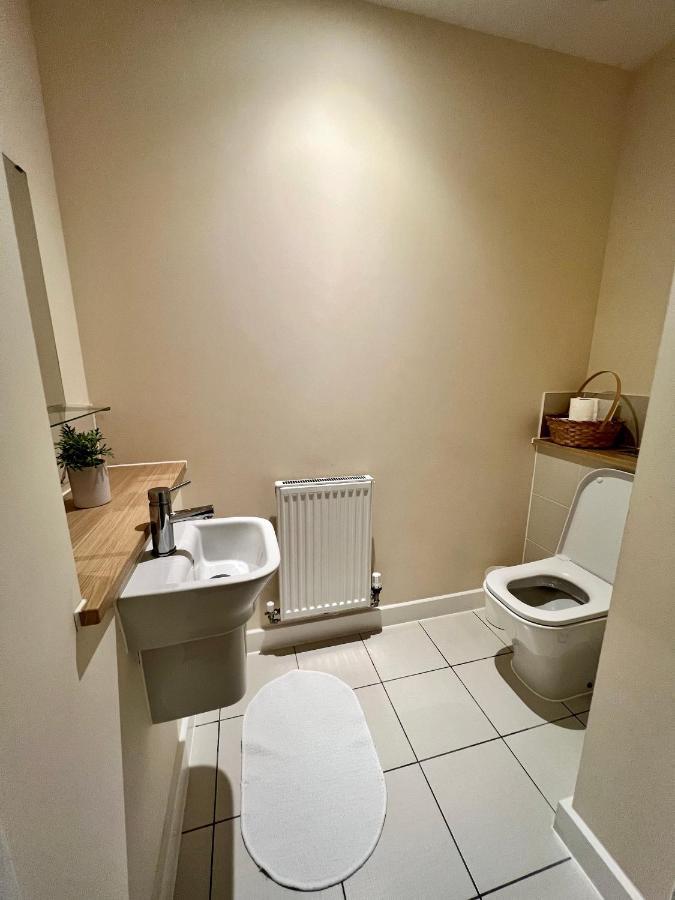 Spacious 2-Bedroom House With Free Parking Чатам Экстерьер фото